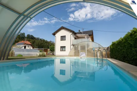 Hausansicht mit Pool 1
