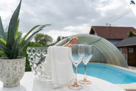 Pool mit Abdeckung
