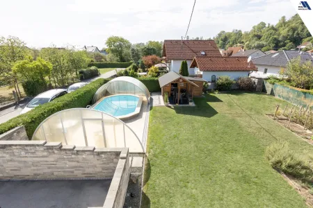 Blick von Dachterrasse und Stellplätze