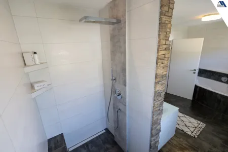 OG Badezimmer Dusche
