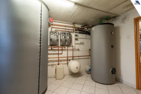 Warmwasserspeicher im Keller