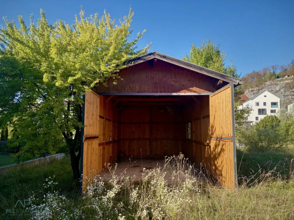 Freizeit-Idyll mit Bachlauf und Wohnmobileinstellplatz. - Titelbild