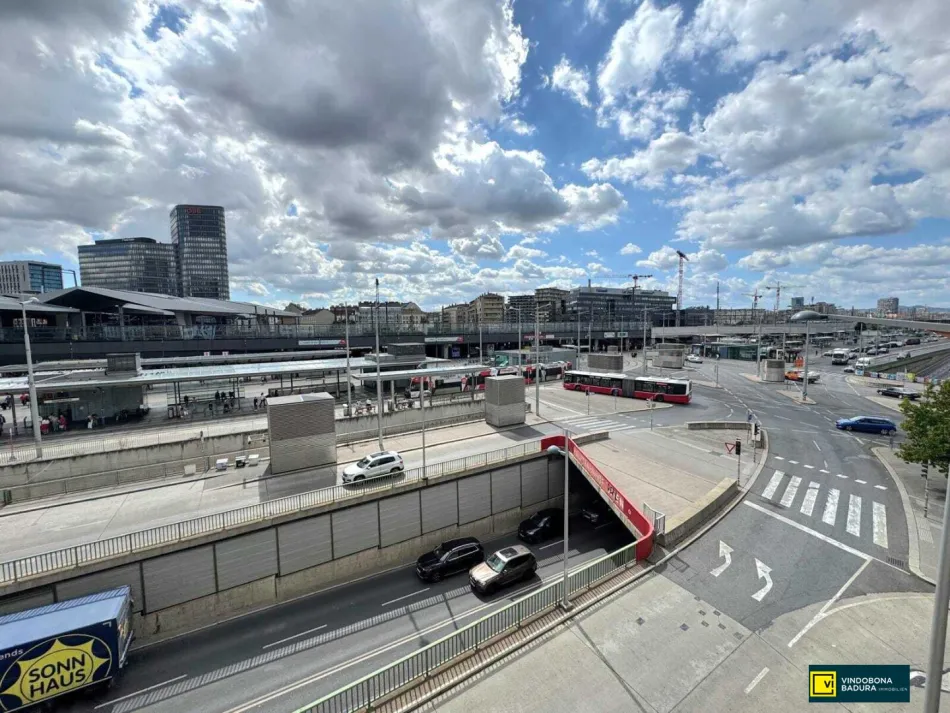 Vis a vis vom Hauptbahnhof am SÜDTIROLER PLATZ – Helle 2-Zimmer-Wohnung mit großem Potenzial - Titelbild