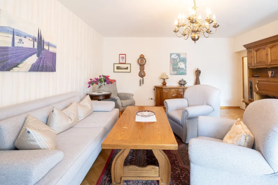 Zentral gelegene 4-Zimmer-Wohnung mit Balkon Nähe UKH zu kaufen - Titelbild