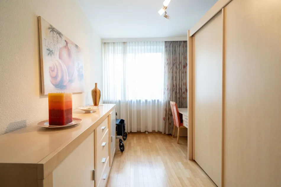 Zentral gelegene 4-Zimmer-Wohnung mit Balkon Nähe UKH zu kaufen - Bild
