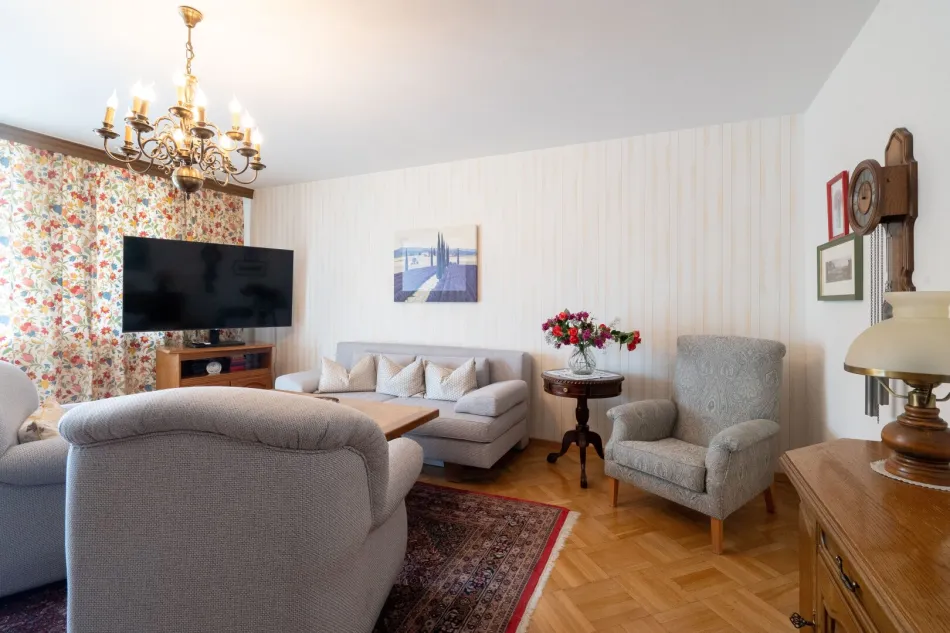 Zentral gelegene 4-Zimmer-Wohnung mit Balkon Nähe UKH zu kaufen - Bild