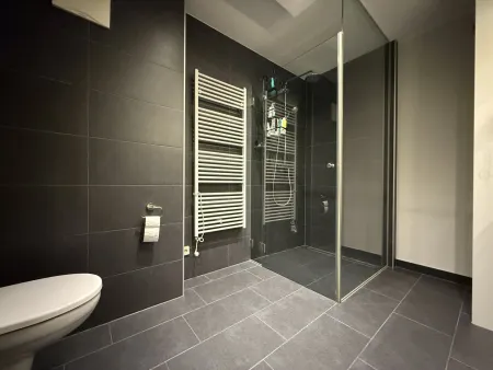 Bad mit Dusche und WC