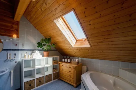 Wannenbad und WC