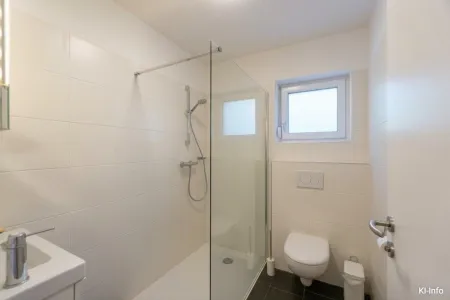 Bad mit Dusche und WC EG