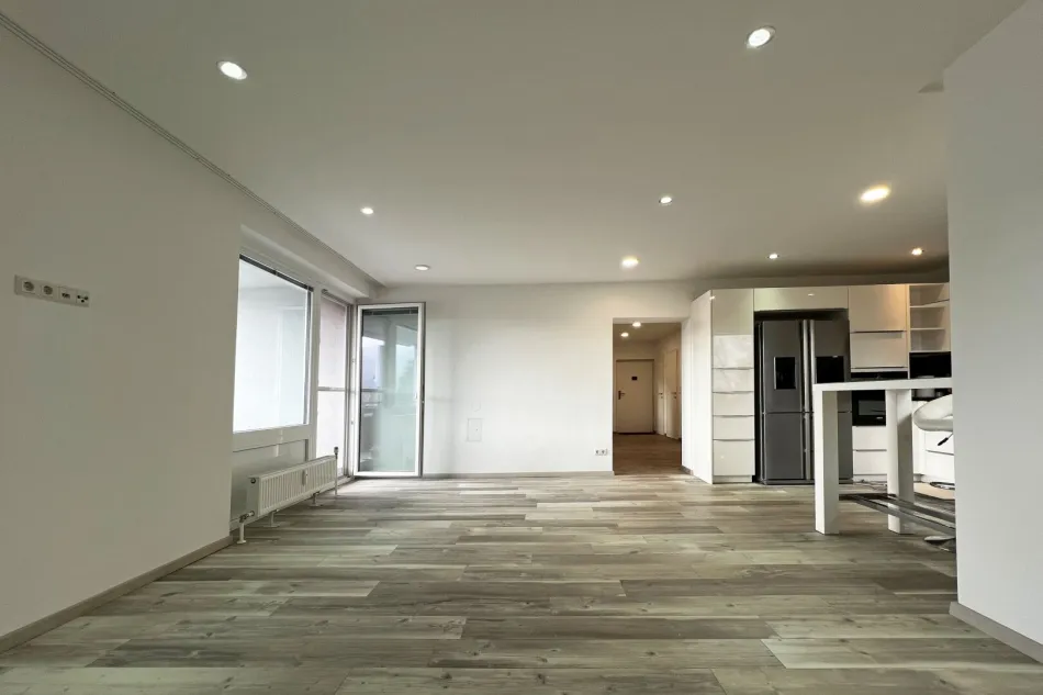 Moderne, renovierte 3-Zimmer mit Loggia und Carport-Stellplatz in Pressbaumer Zentrumslage - Titelbild