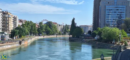 Der Donaukanal mit Riesenrad im Hintergrund