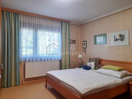 Schlafzimmer mit Fenster in den Garten