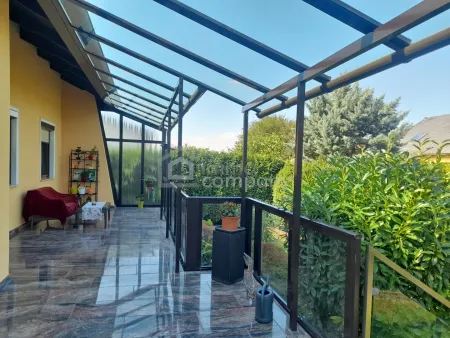 große überdachte, geschützte Terrasse