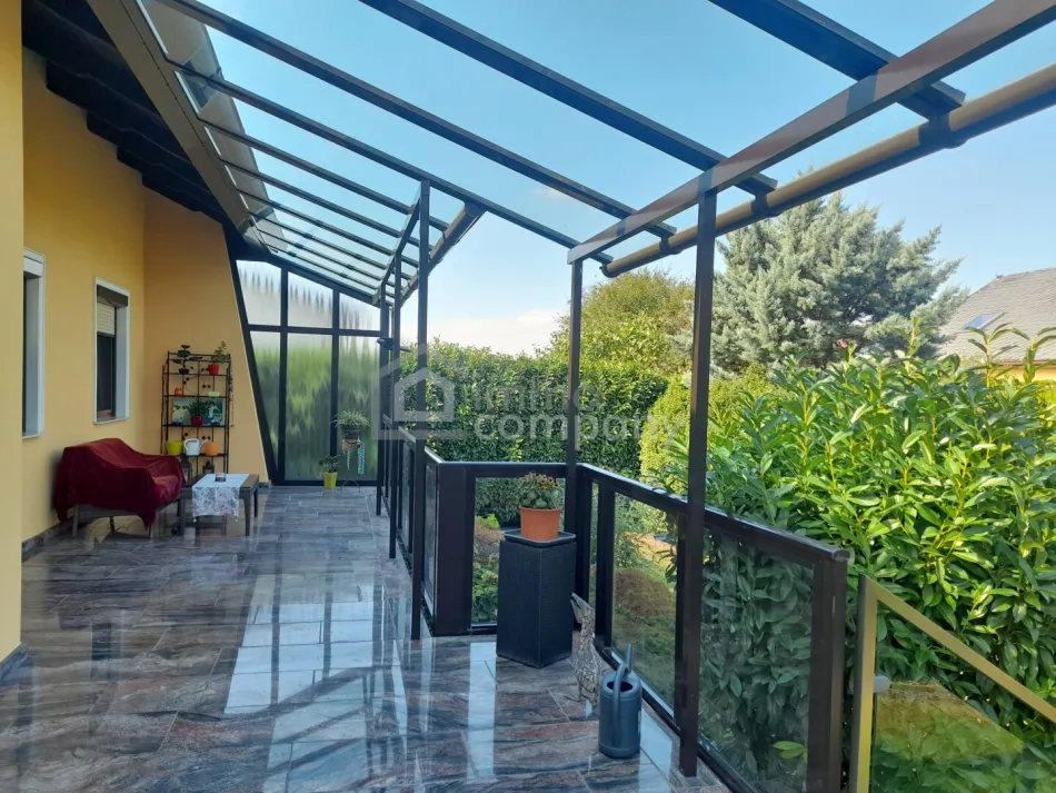 Haus mit großer Terrasse_Gartenseite
