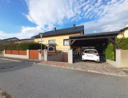Hausfront mit Garage und Carport
