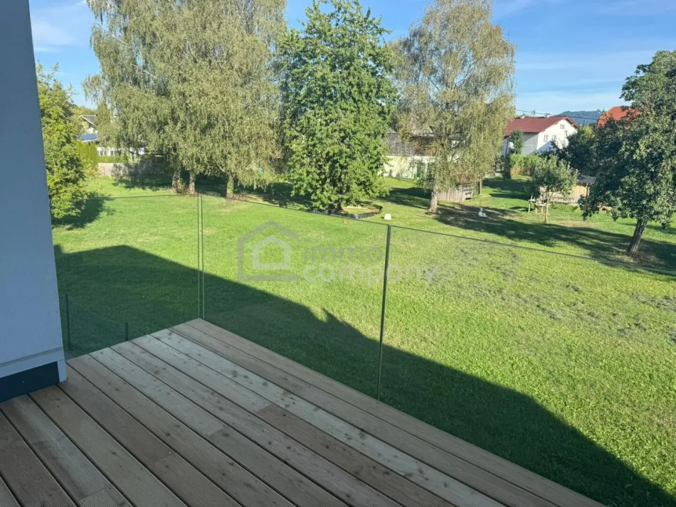 Wohnen im Zentrum von Seewalchen am Attersee– Helle 2-Zimmer-Wohnung mit Loggia und Blick ins Grüne. - Titelbild