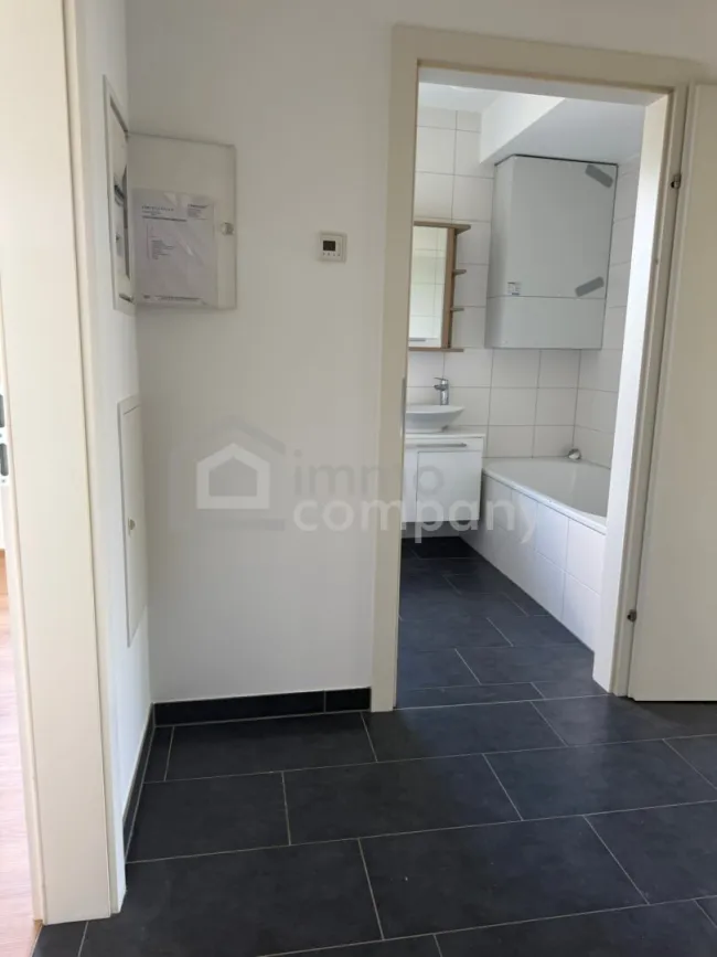 Wohnen im Zentrum von Seewalchen am Attersee– Helle 2-Zimmer-Wohnung mit Loggia und Blick ins Grüne. - Bild