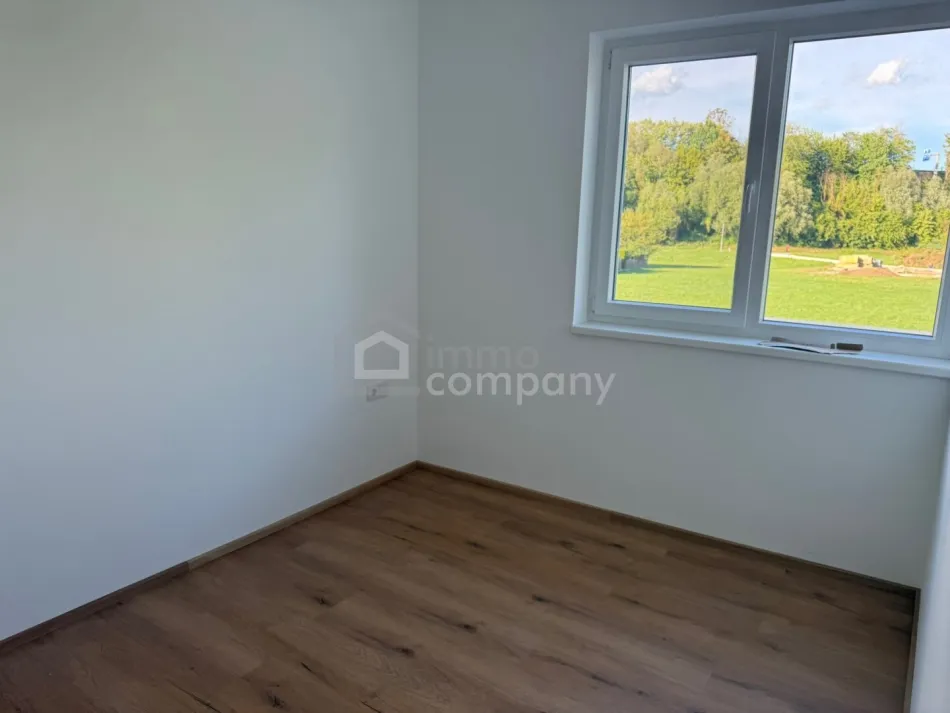 Wohnen im Zentrum von Seewalchen am Attersee– Helle 2-Zimmer-Wohnung mit Loggia und Blick ins Grüne. - Bild