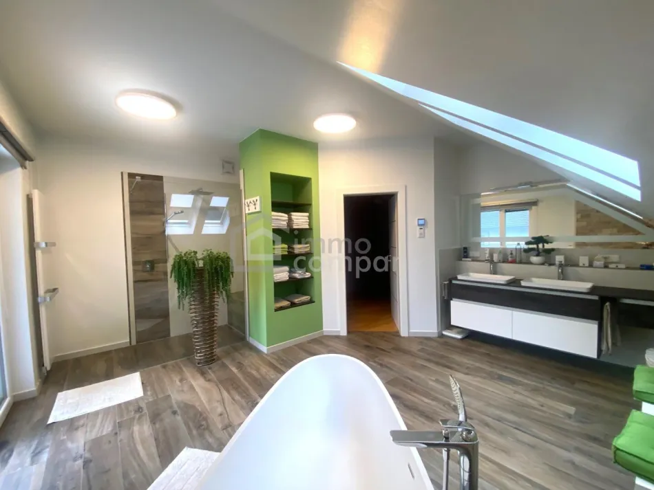 Topgepflegtes Einfamilienhaus mit Pool, Sauna, großzügiger Terrasse sowie Garage und Carport - Bild