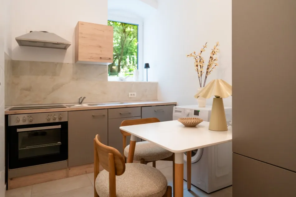 2-Zimmer-Altbau, 2026 vollsaniert – mit Boden- & Wandheizung - Bild