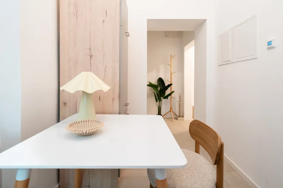 2-Zimmer-Altbau, 2026 vollsaniert – mit Boden- & Wandheizung - Bild