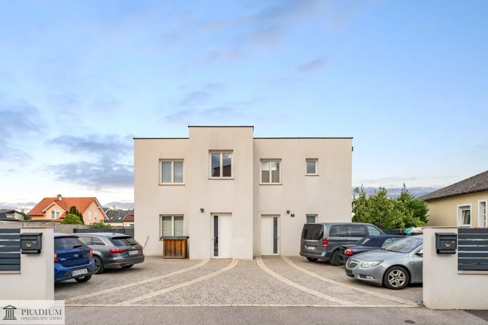 Wohnen wie im eigenen Haus – 100 m², privater Eigengarten, Terrasse & 3 eigene Parkplätze - Titelbild