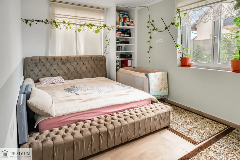 Wohnen wie im eigenen Haus – 100 m², privater Eigengarten, Terrasse & 3 eigene Parkplätze - Bild