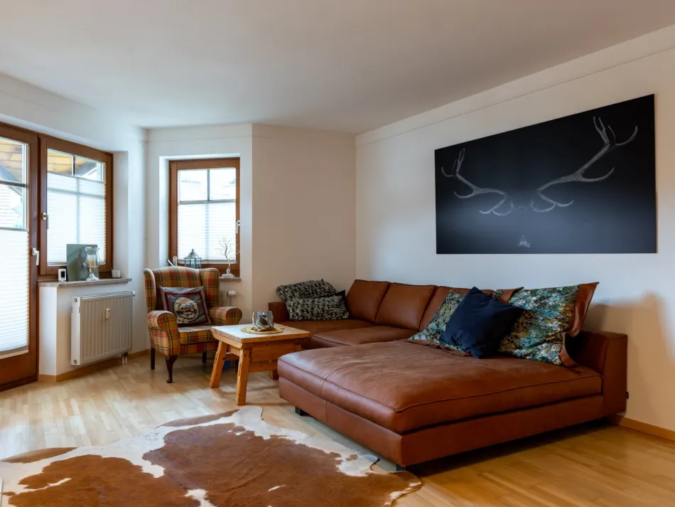 Charmante, zentrumsnahe Wohnung mit Balkon/Loggia und Tiefgaragenplatz in Saalfelden - Bild