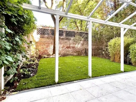 Haus-in-Haus-Charakter nahe Belvedere und City: 5-Zimmer Wohnung mit idyllischem Garten - Titelbild