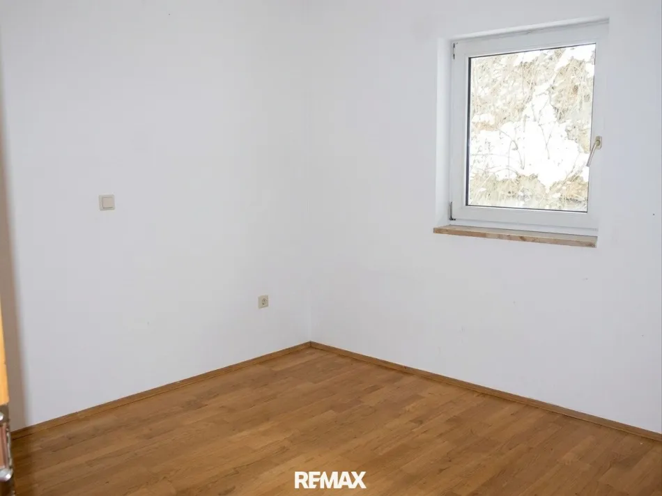 Kompakte Wohnung mit guter Infrastruktur in Neuzeug - Bild