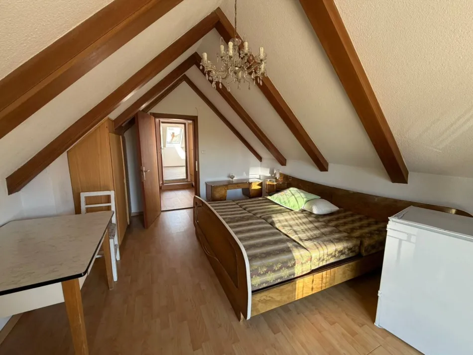Stadthaus mit Geschäftsräumen, Wohneinheit, Garage und Stellplätzen – für Eigennutzer und Anleger - Bild