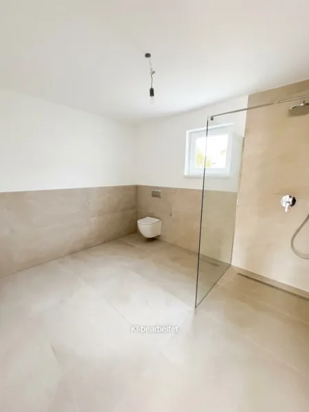 Badezimmer mit barrierefreier Dusche im Haus 1