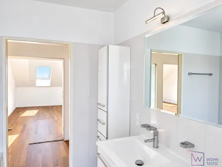 Badezimmer-Blick Richtung Flur