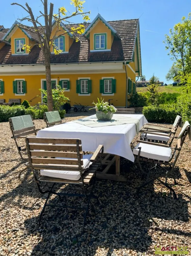 Landhaus-Ensemble in absoluter Ruhelage - historischer Charme und moderner Wohnkomfort - Titelbild