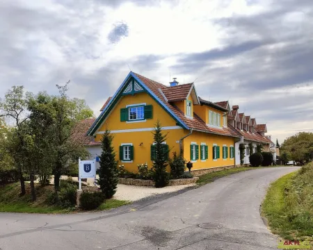 Landhaus-Ensemble in absoluter Ruhelage - historischer Charme und moderner Wohnkomfort