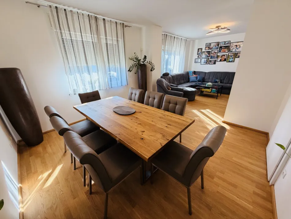 Gepflegte Doppelhaushälfte in Graz – ruhige Lage, Garten & 2 Garagen - Bild