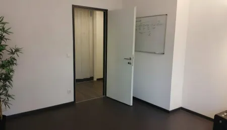 Büro Top 19 - Blick vom Büro zur Büroeingangstüre