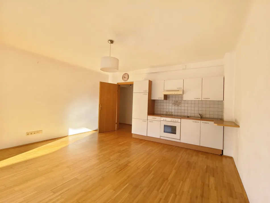 Wohnung direkt am Europaplatz mit Einbauküche und Terrasse! - Bild