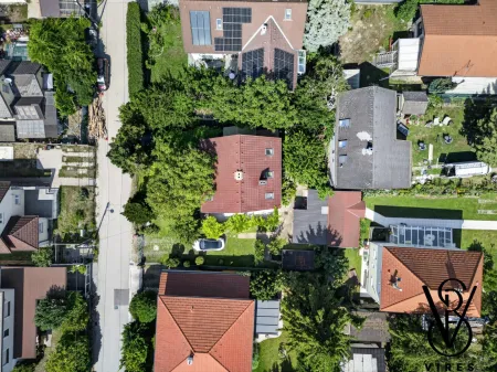 Luftbild von oben: Haus und Garten