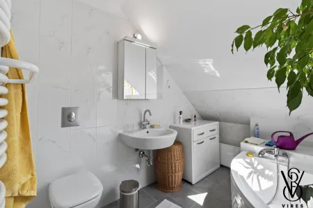 Dachgeschoss: Badezimmer mit WC und Waschtisch
