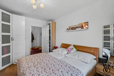 Erdgeschoss: Schlafzimmer mit Kleiderschrank