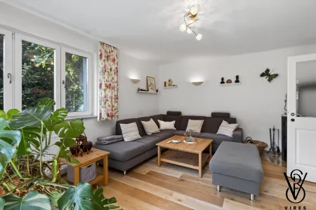 Erdgeschoss: Wohnzimmer mit Blick in den Garten