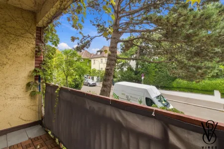1. Stock: Loggia mit Blick zur Straße