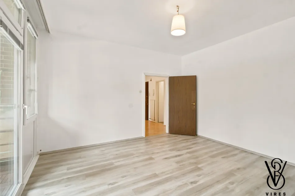 1. Stock: Blick von der Loggia ins Grüne