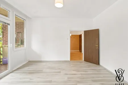 1. Stock: Schlafzimmer, links der Zugang zur Loggia