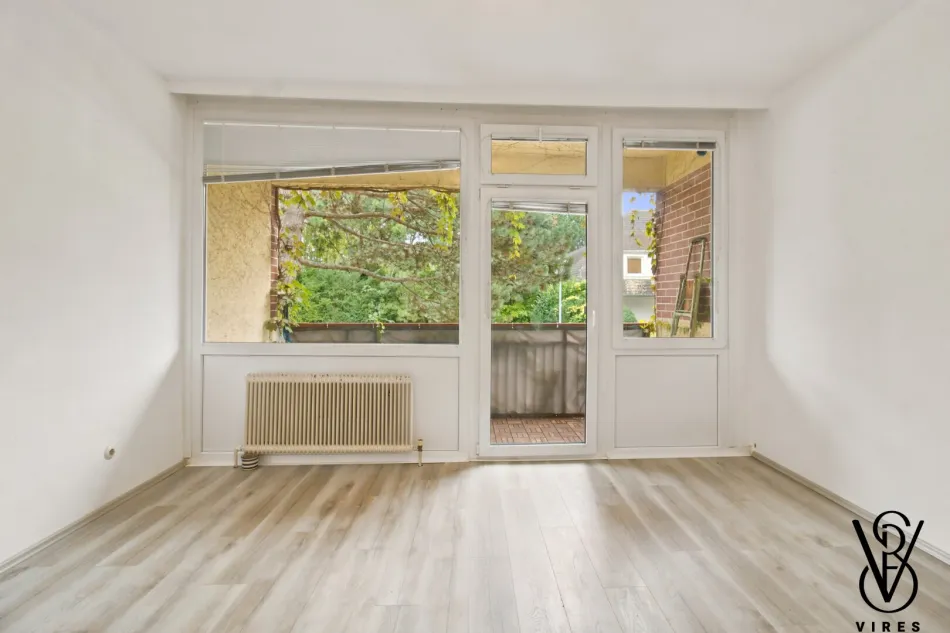 1. Stock: Blick von der Loggia ins Grüne