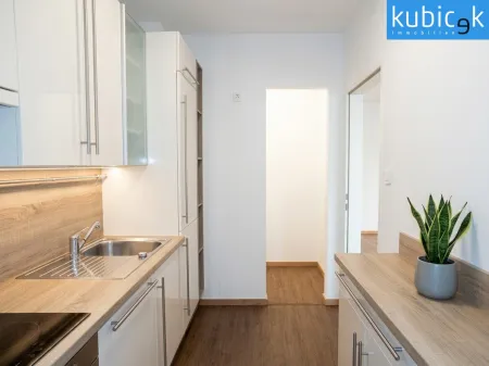 Küche mit Blick in den Abstellraum