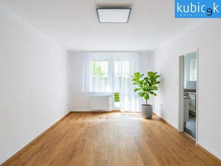 Wohnzimmer mit Ausgang in den Garten