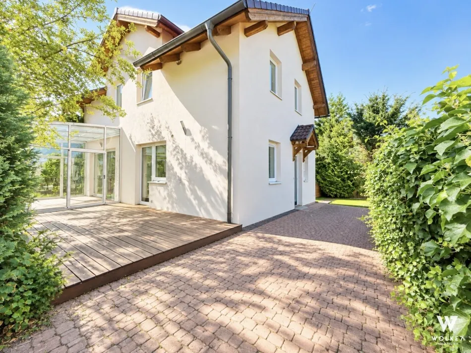 Familienfreundliches Einfamilienhaus mit Salzwasserpool, Wintergarten & ausgebautem Keller in absoluter Ruhelage - Titelbild