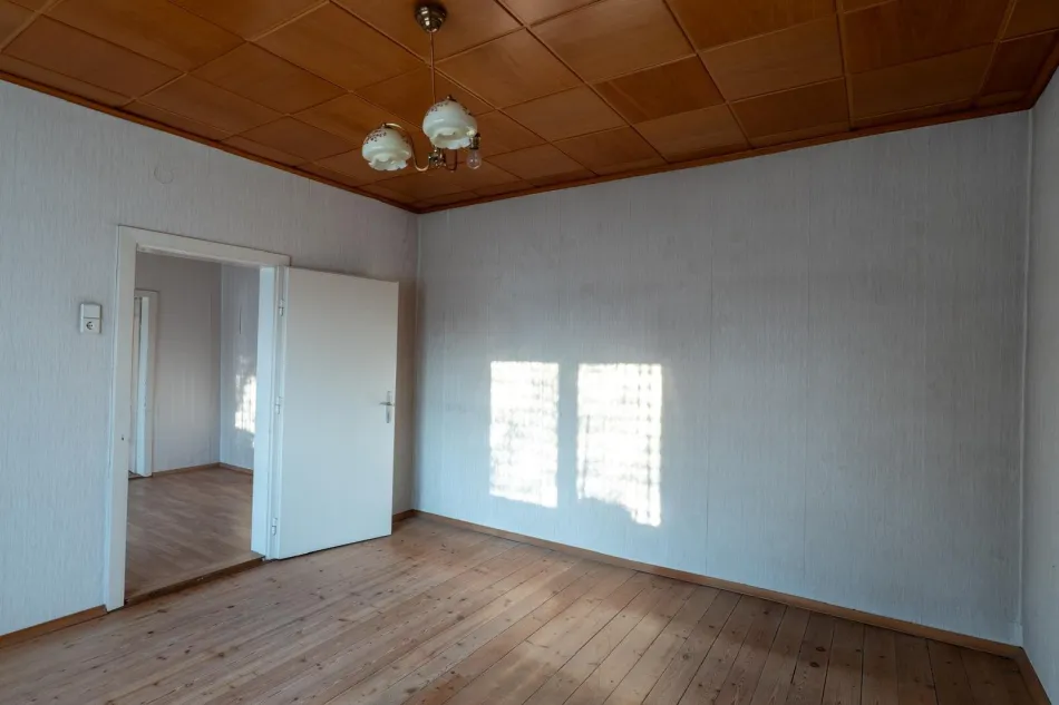 Einfamilienhaus auf großem Grundstück in zentraler Lage - Bild